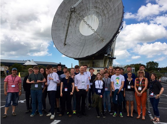 Students 'group photo' in front of Arthur GHY1