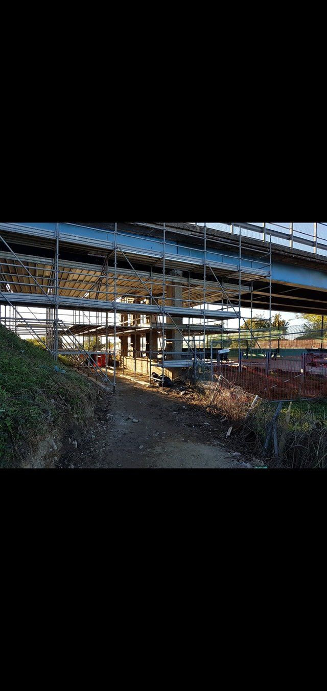 montaggio ponteggio per lavori in un ponte