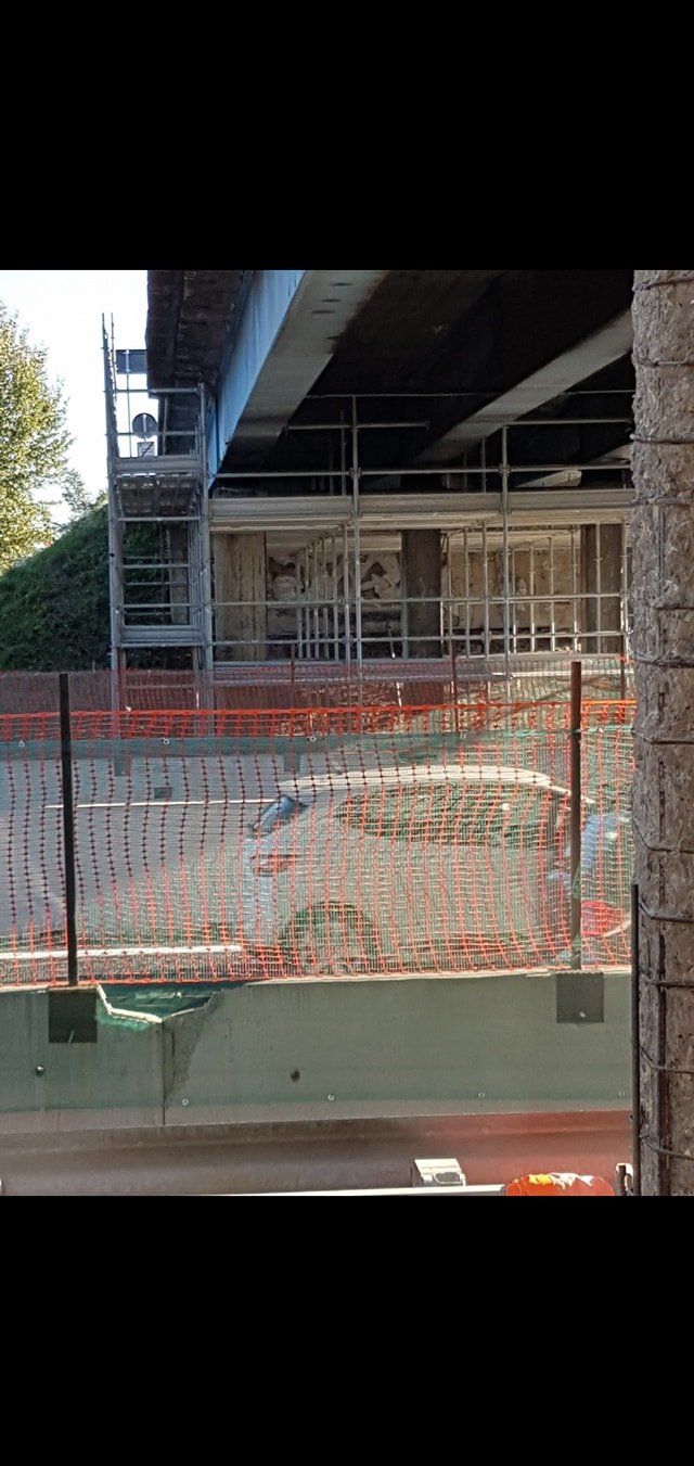 prospetto edifico con ponteggio