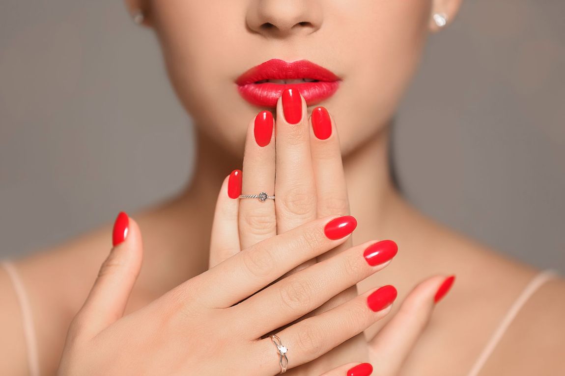 Nail art rosso fuoco