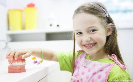 Gesunde Milchzähne und Kinderzähne mit regelmäßiger Prophylaxe beim Zahnarzt Gesunde Milchzähne und Kinderzähne mit regelmäßiger Prophylaxe beim Zahnarzt