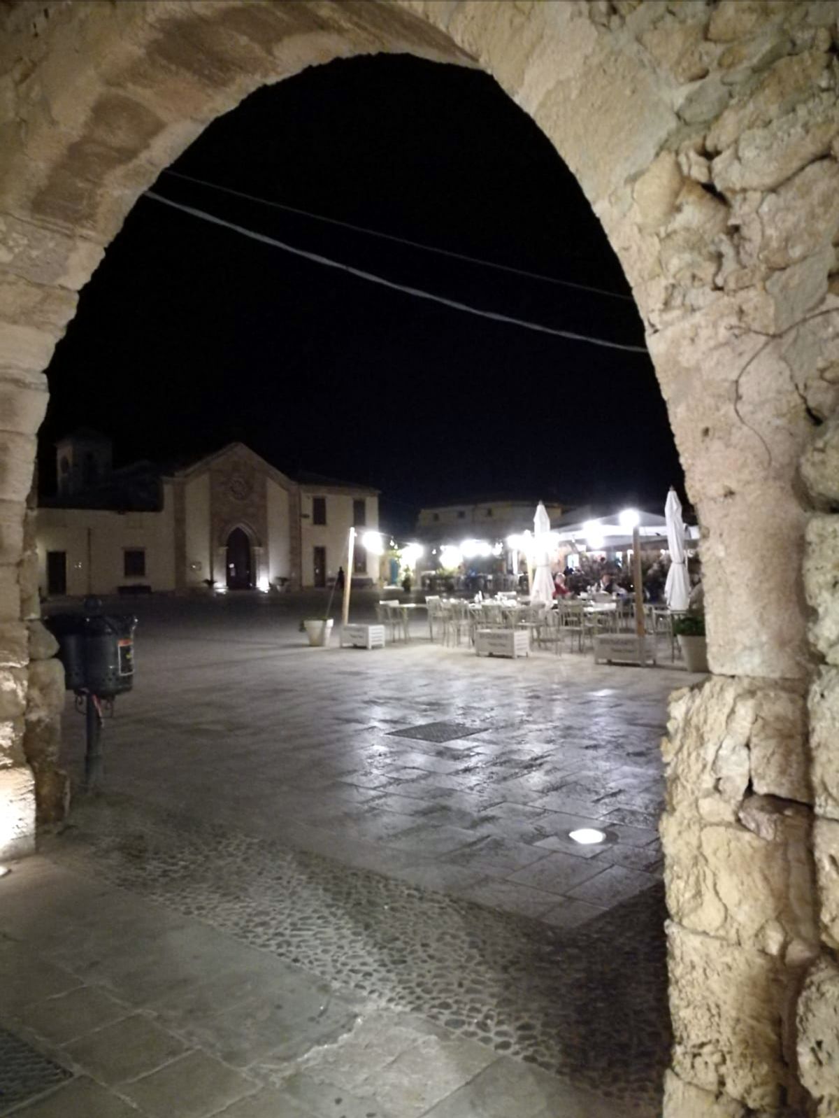 Scorcio notturno di un paese in Sicilia