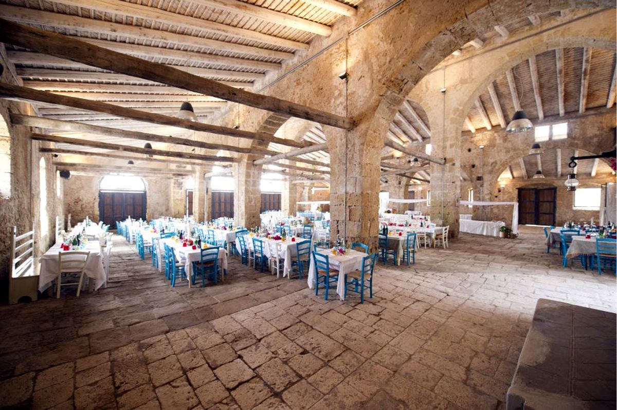Sala di un ristorante con volte in pietra