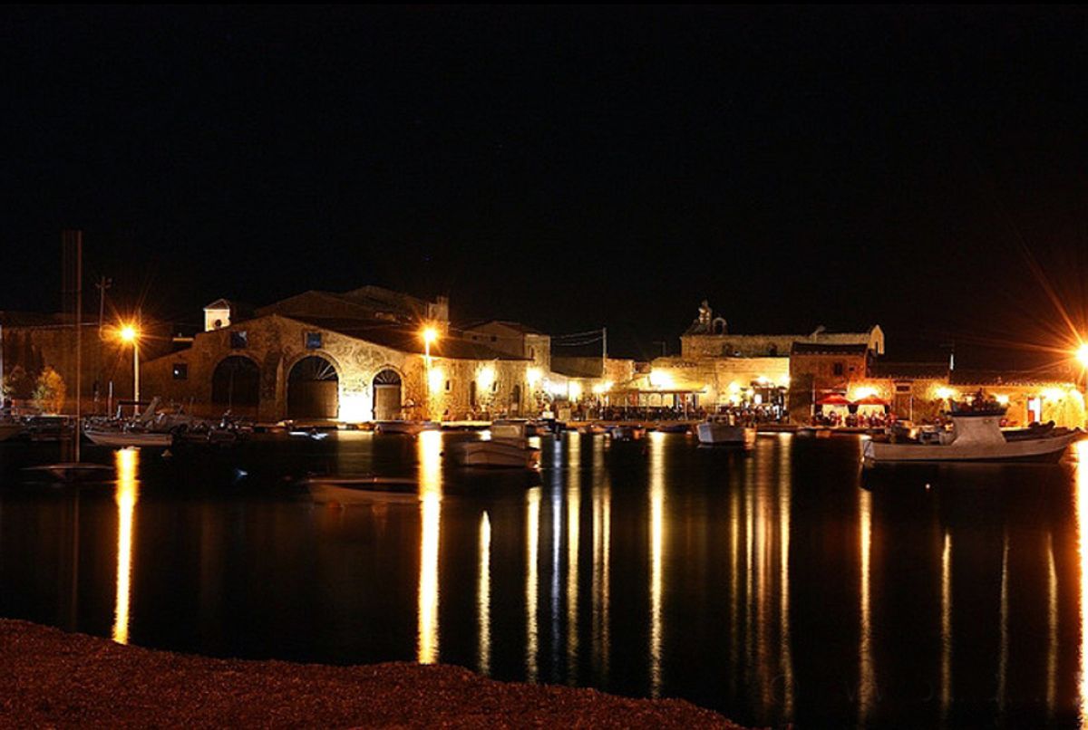 Porto di mare di notte