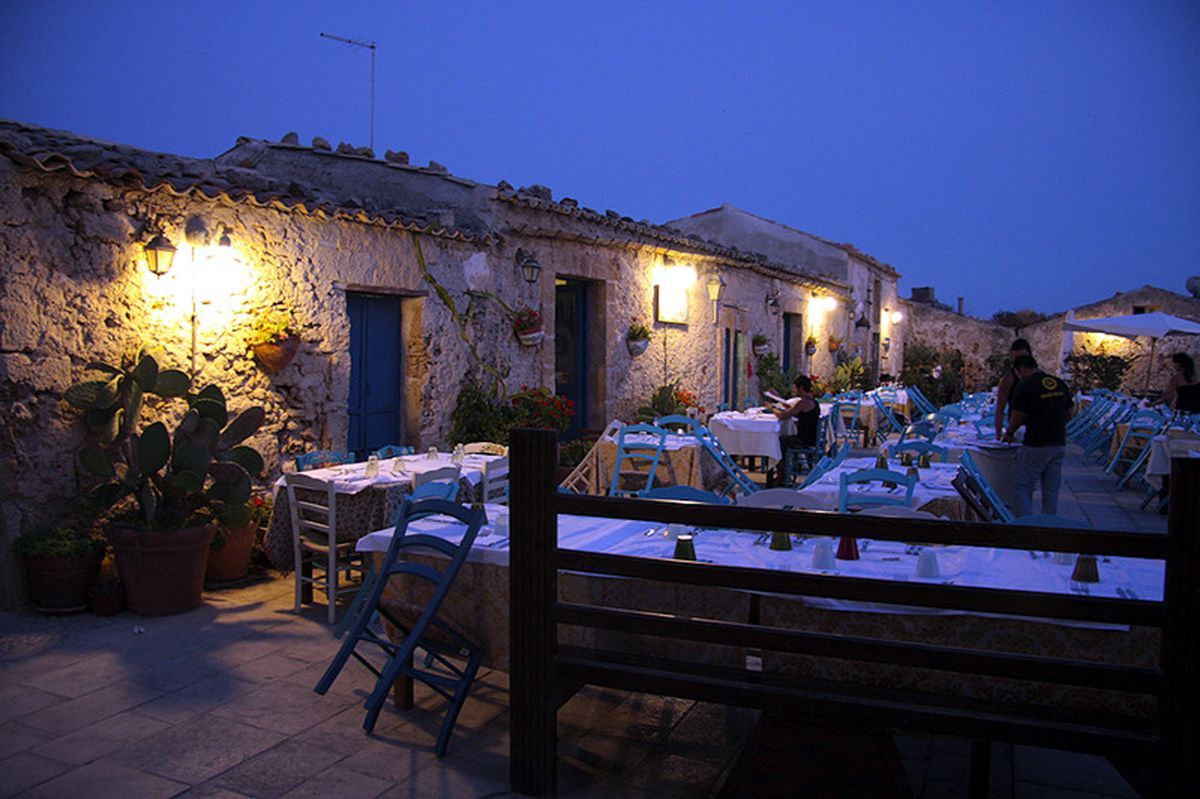 Tavolini all'aperto di un ristorante siciliano