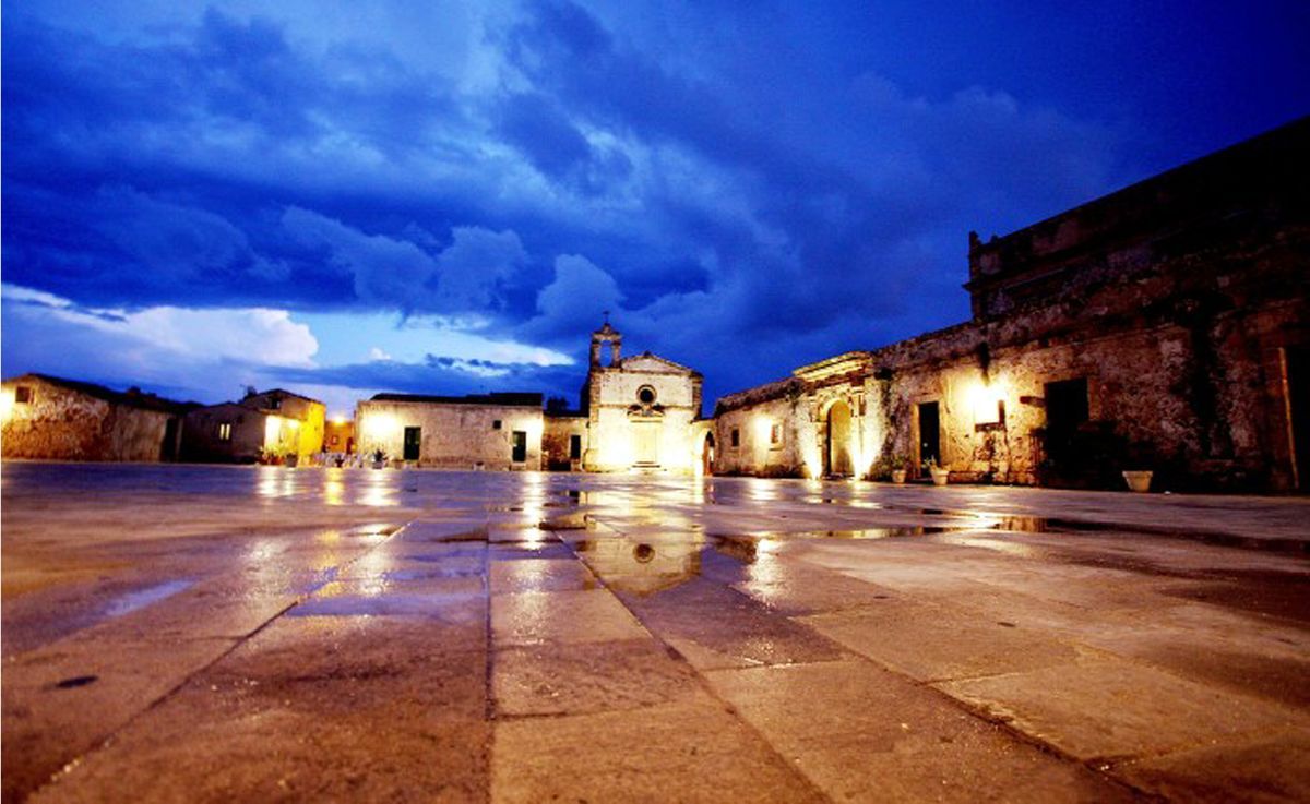 Piazza con una chiesa