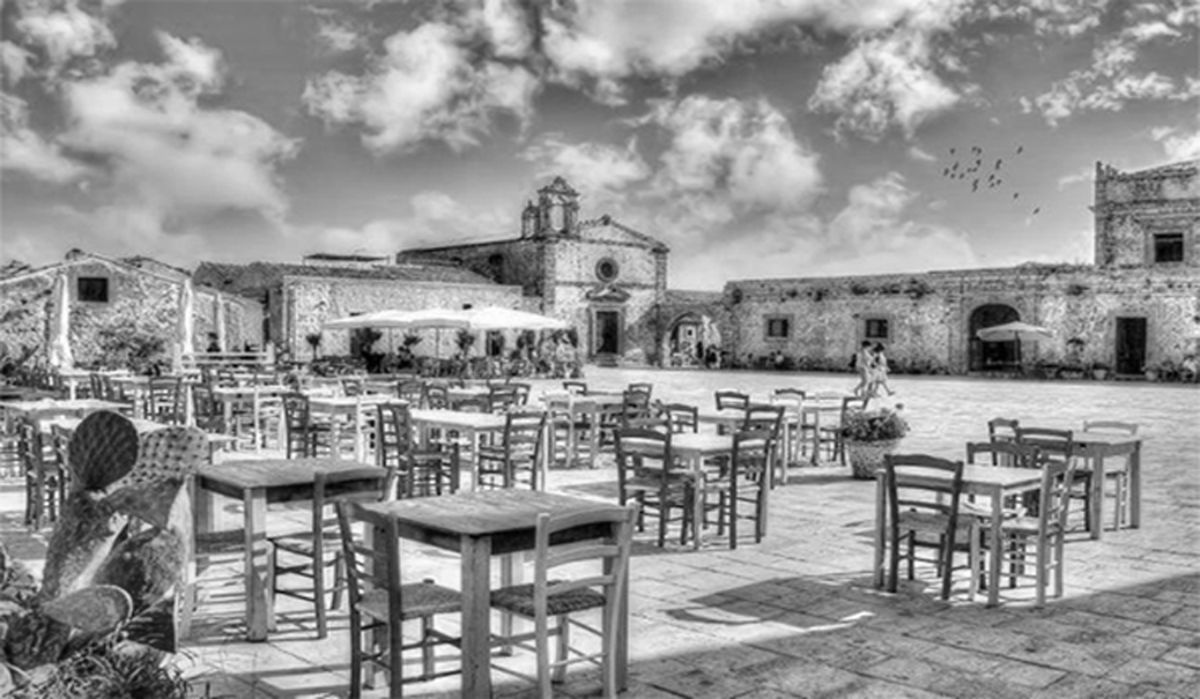 Foto storica di una piazza con ristoranti