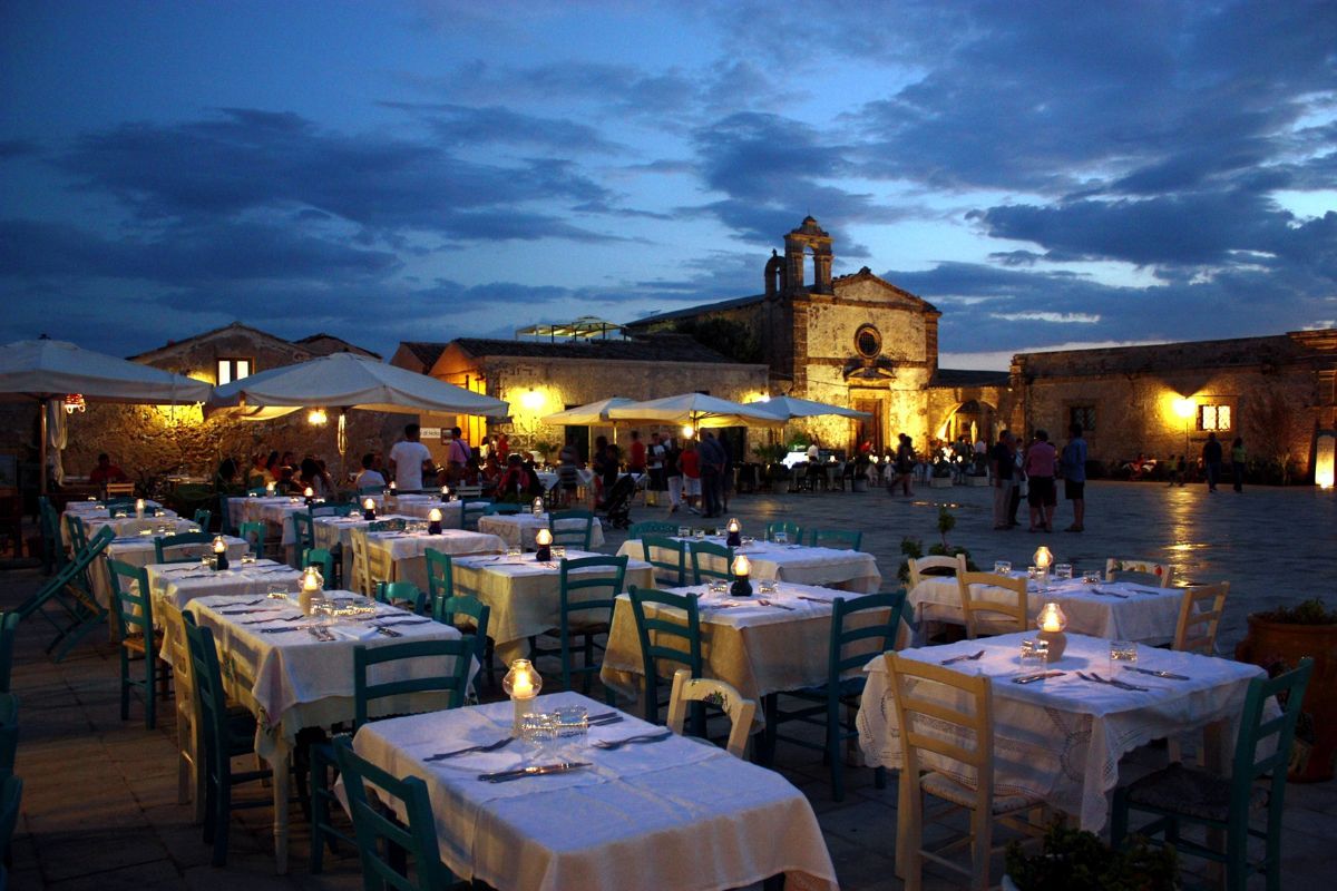 Ristorante all'aperto di sera