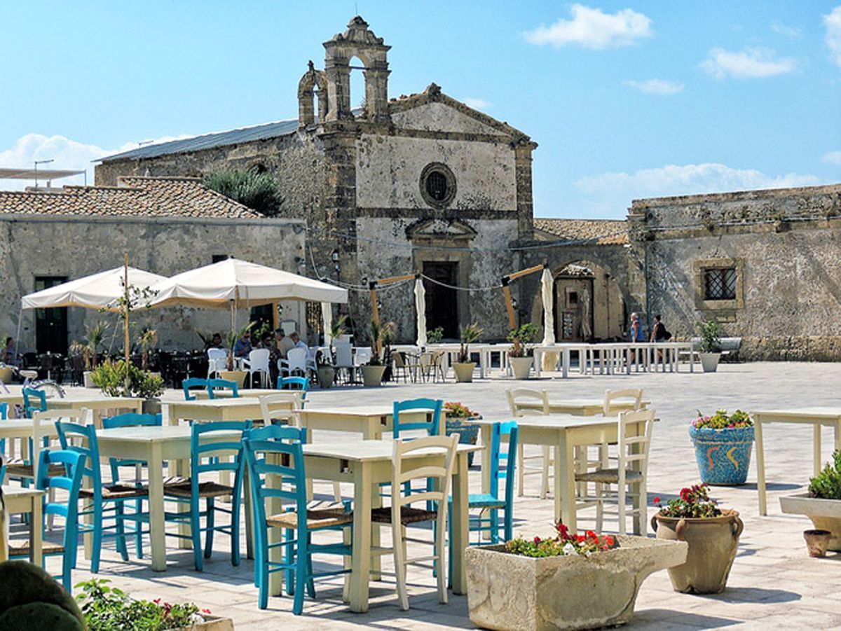 Piazza con ristoranti tipici