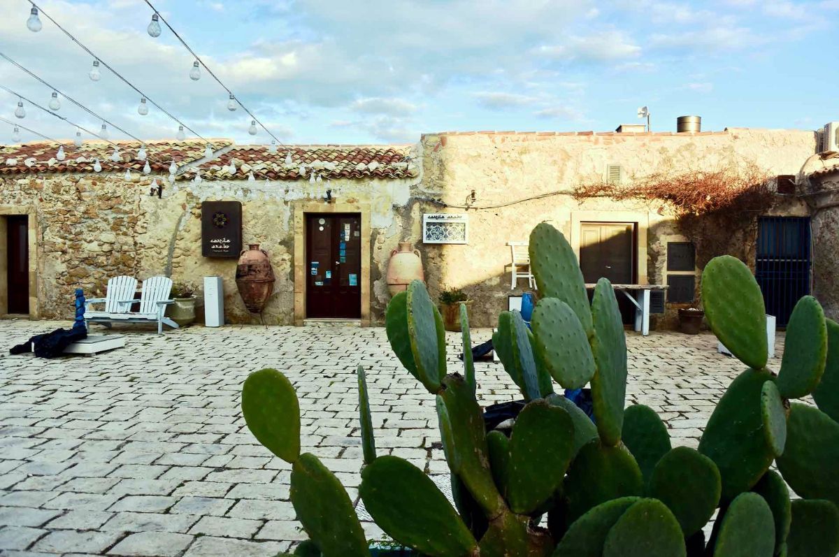 Casa tipica siciliana con cactus