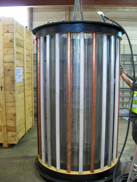 Basket with cathodic protection