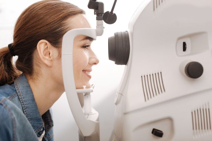 ragazza che fa l'esame della vista