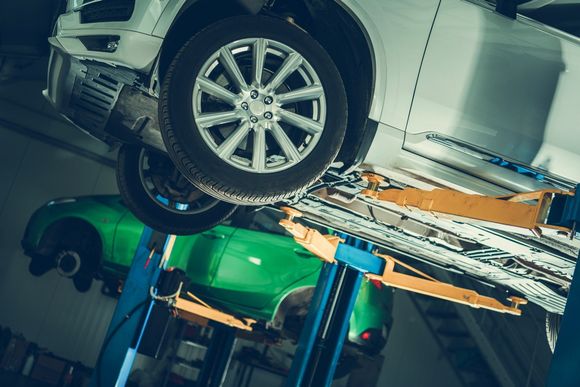 autorevisione di veicolo sulla pedana