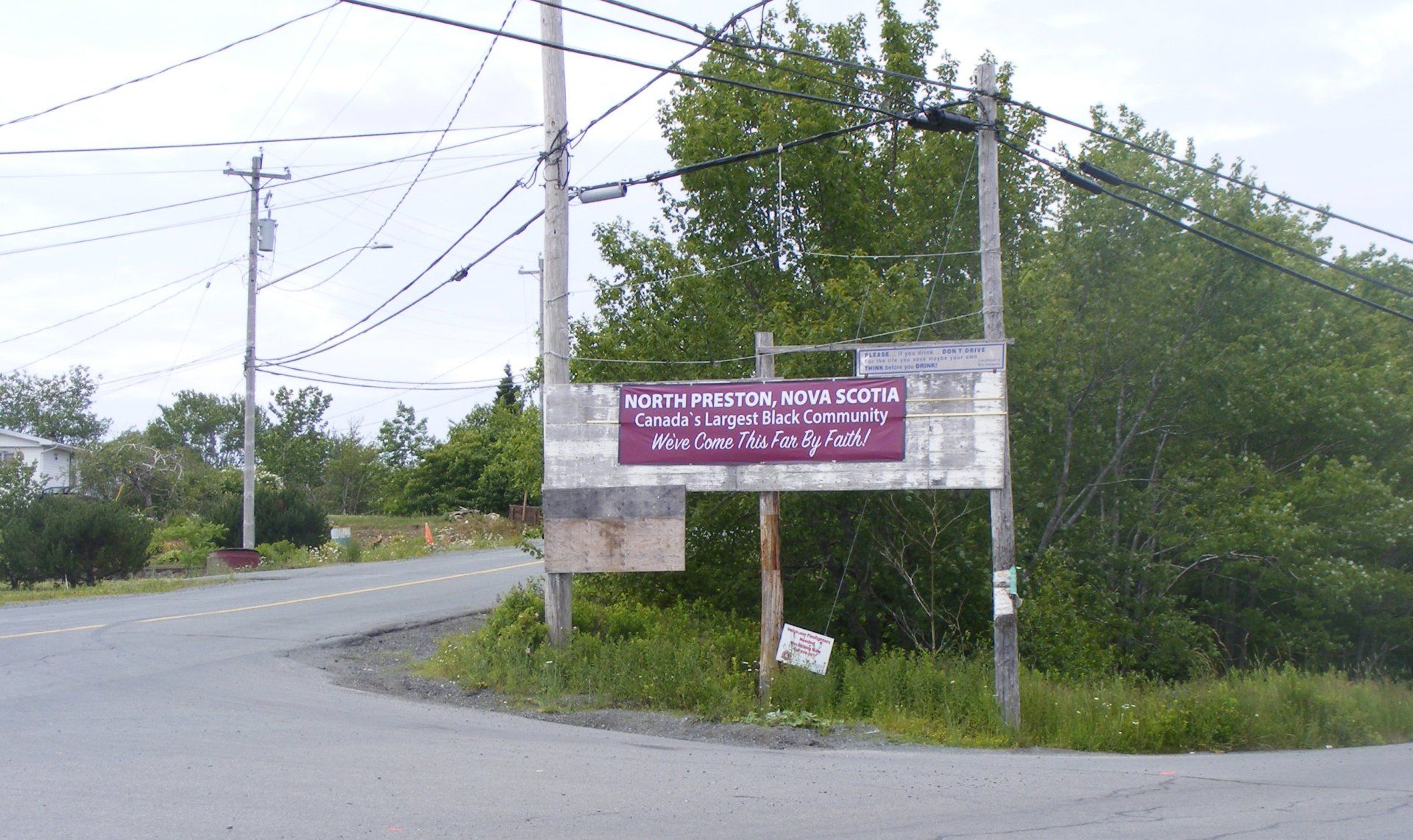 A sign on the side of a road that says fort memorial