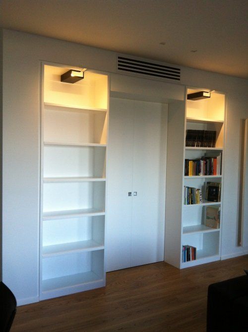 Libreria con luce superiori