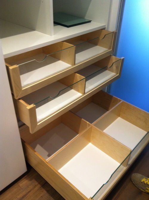 Cassettiera con frontale di vetro
