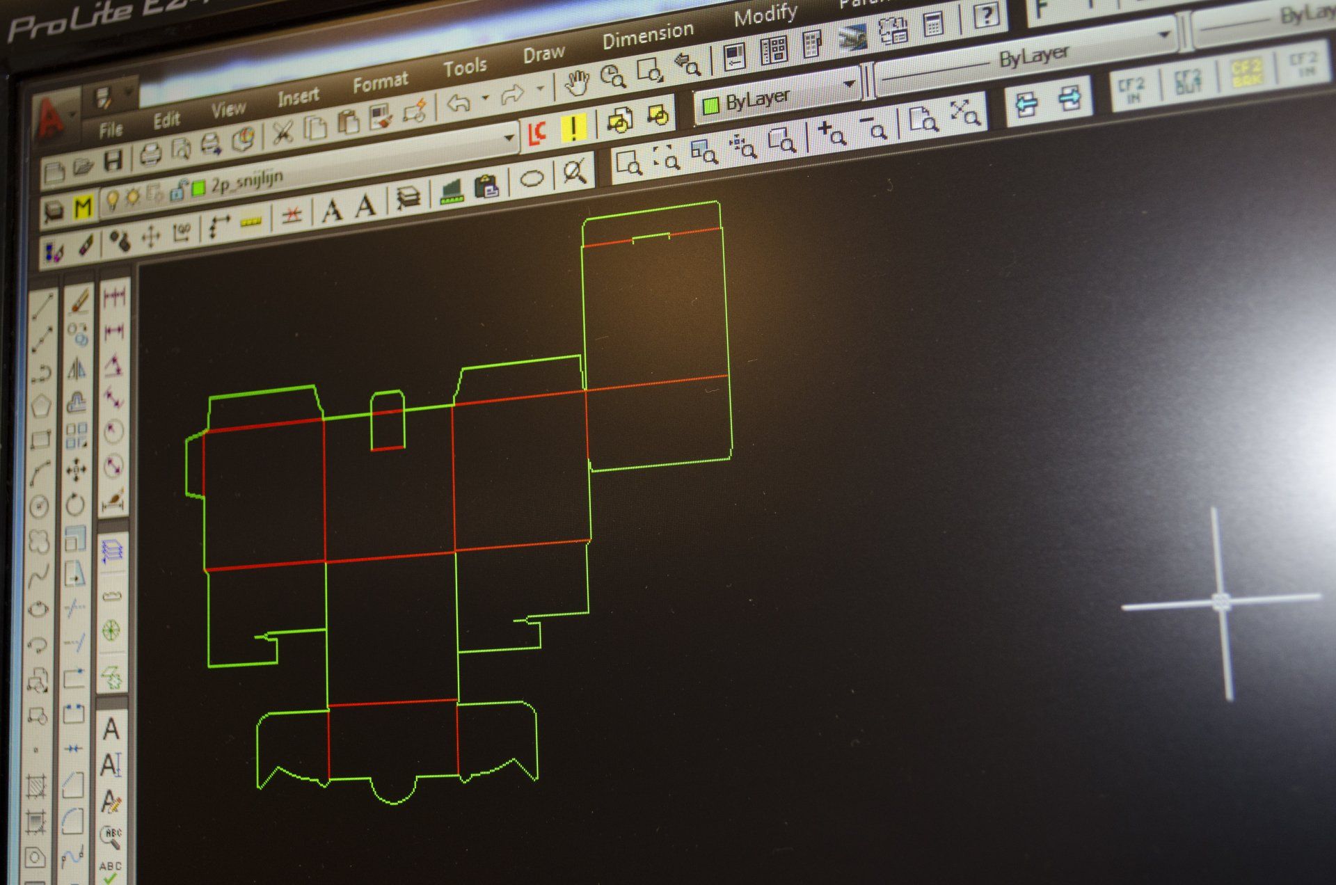 De interface van CAD-software toont een sjabloonontwerp met groene en rode kaders op een zwart scherm.