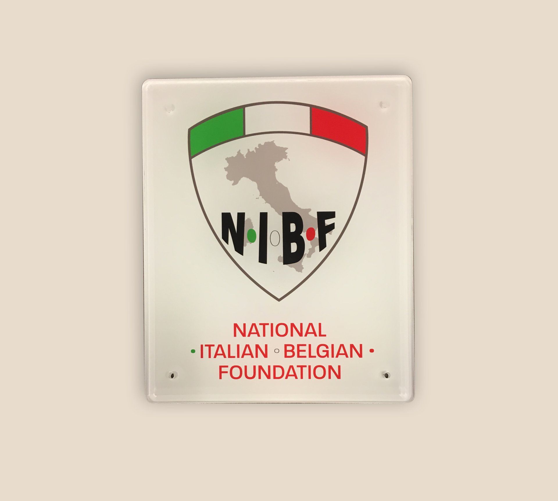 Een schild met de kleuren van de Italiaanse vlag, een omtrek van Italië en de tekst 