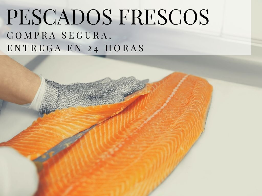 Una persona que lleva un guante de motosierra está cortando un trozo de salmón