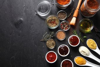 Hay muchos tipos diferentes de salsas y especias en la mesa.