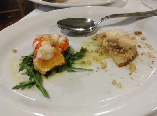 Scatole di polistirolo con granchi e pesci