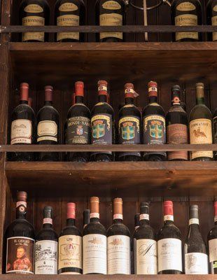 Esposizione di amari e grappe in un ristorante