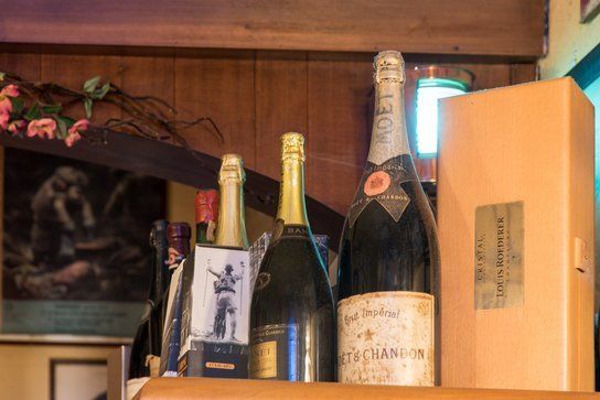 Bottiglie di champagne in una vetrina espositiva