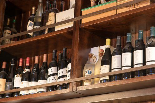 Esposizione di grappe e vini in un ristorante