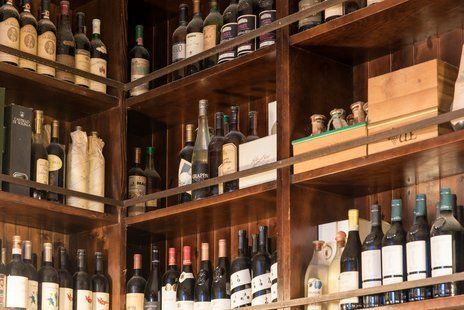 Angolo di un ristorante dedicato all'esposizione di vini