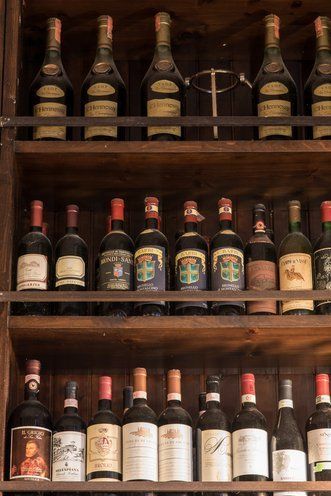 Collezione di vini rossi in un ristorante