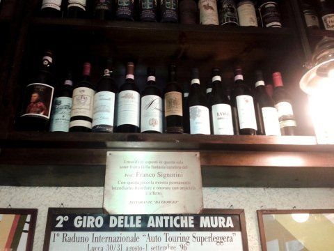 Mensole per l'esposizione di vini