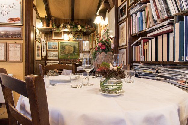 Tavolo adornato con vaso e fiori