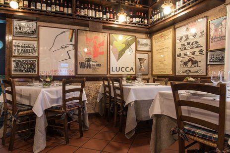 Tavoli con sedie in un ristorante