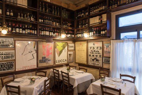 Angolo di un ristorante con tavoli