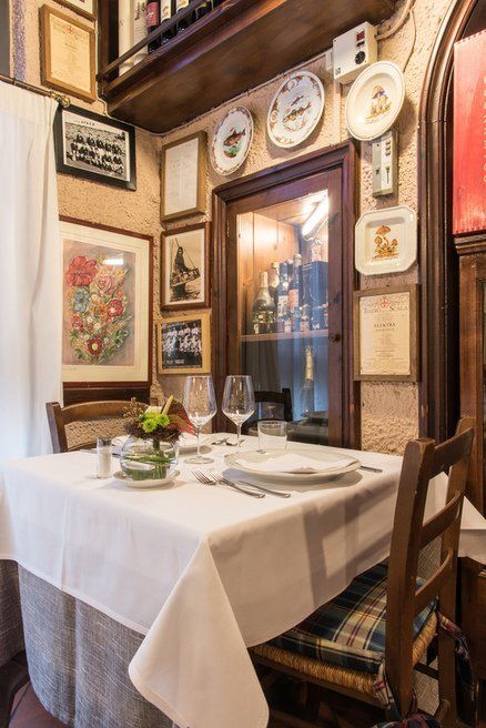 Tavolo apparecchiato all'interno di un ristorante