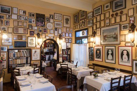 Sala da pranzo con tavoli apparecchiati