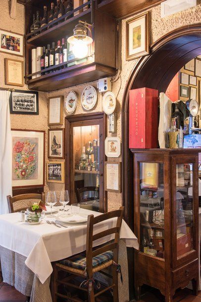 Interno di un ristorante con quadri e foto