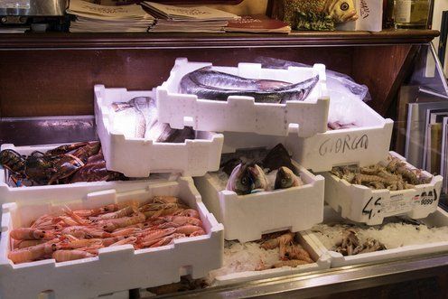 Scatole di polistirolo con pesce fresco