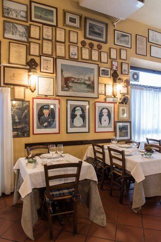 Sala da pranzo con quadri in un ristorante