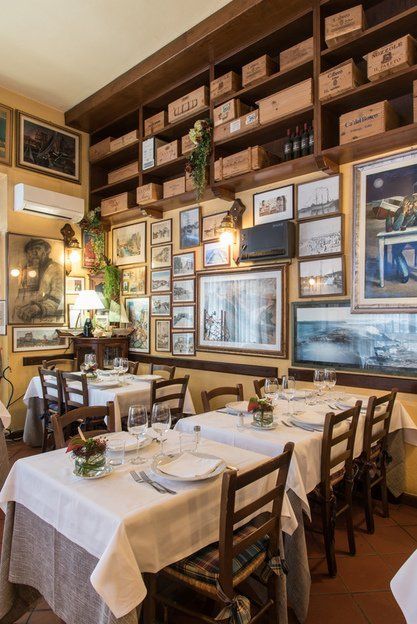 Sala da pranzo all'interno di un ristorante