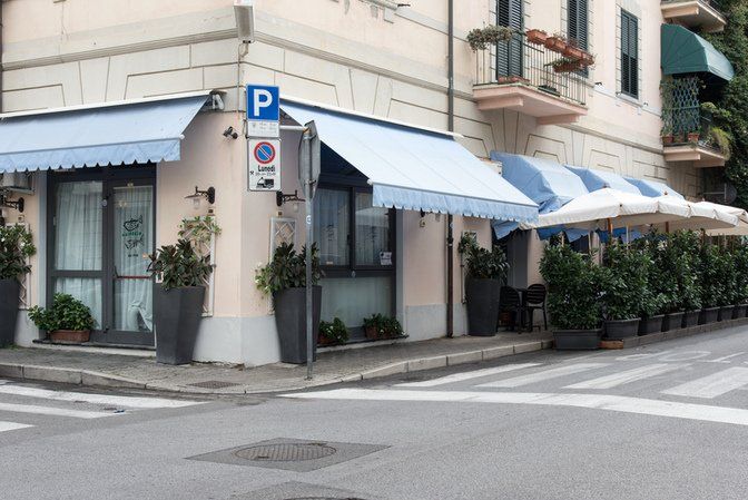 Finestre ristorante con parasole