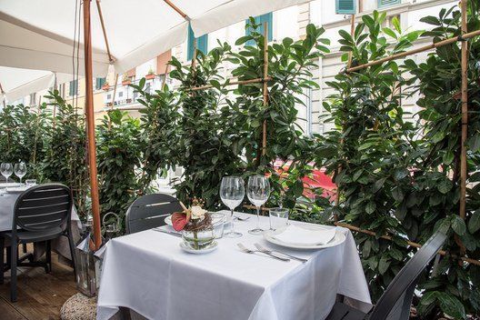 Tavolo apparecchiato in una terrazza
