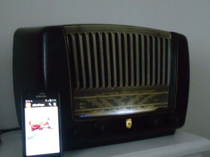 A philips radio with a remote cell phone .