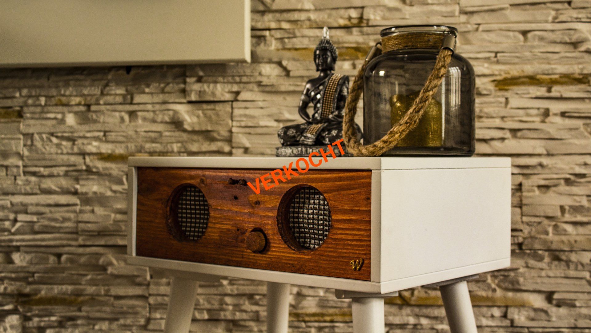 nachtkastje met radio