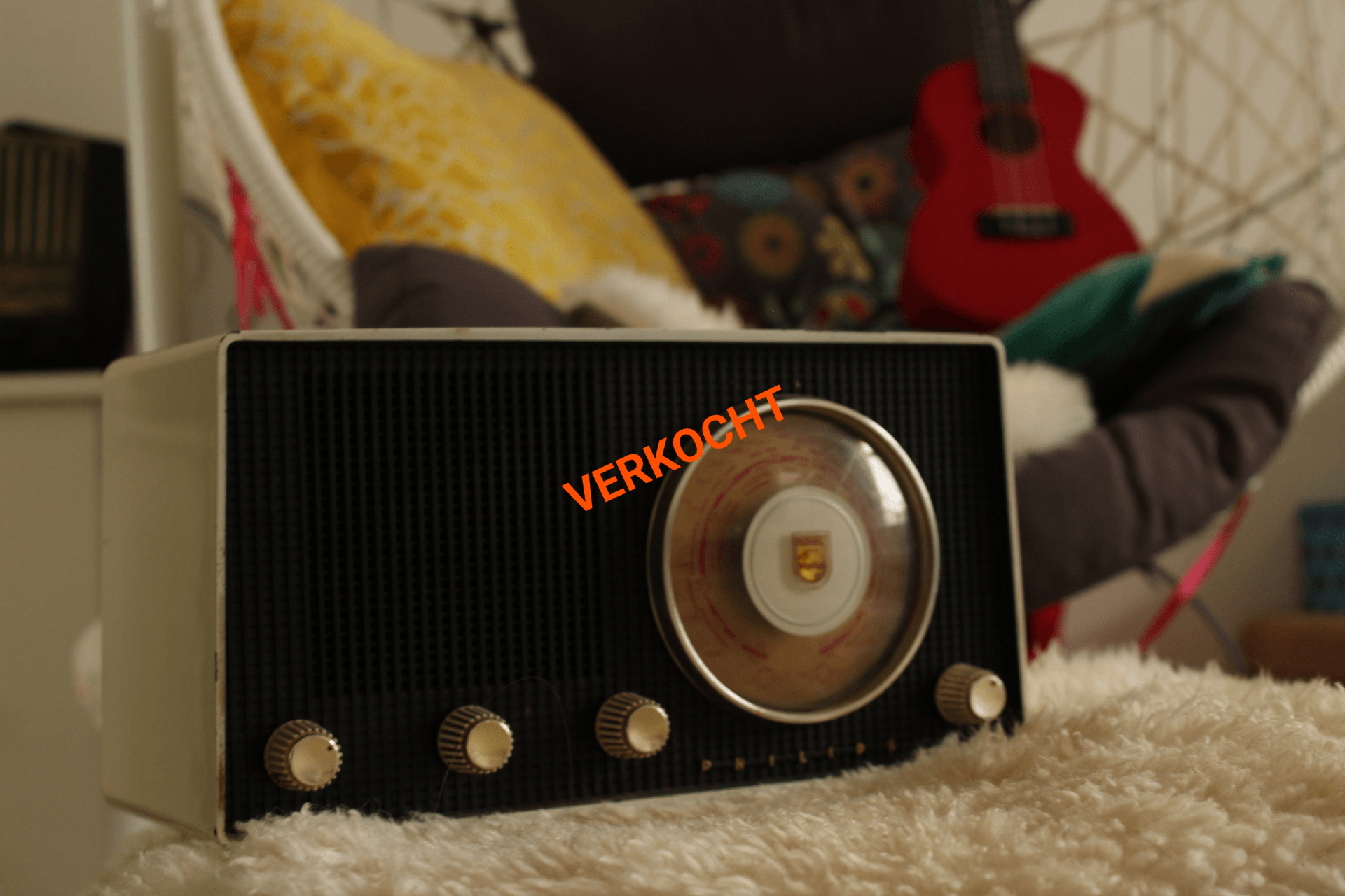 A radio with the word verkocht on it
