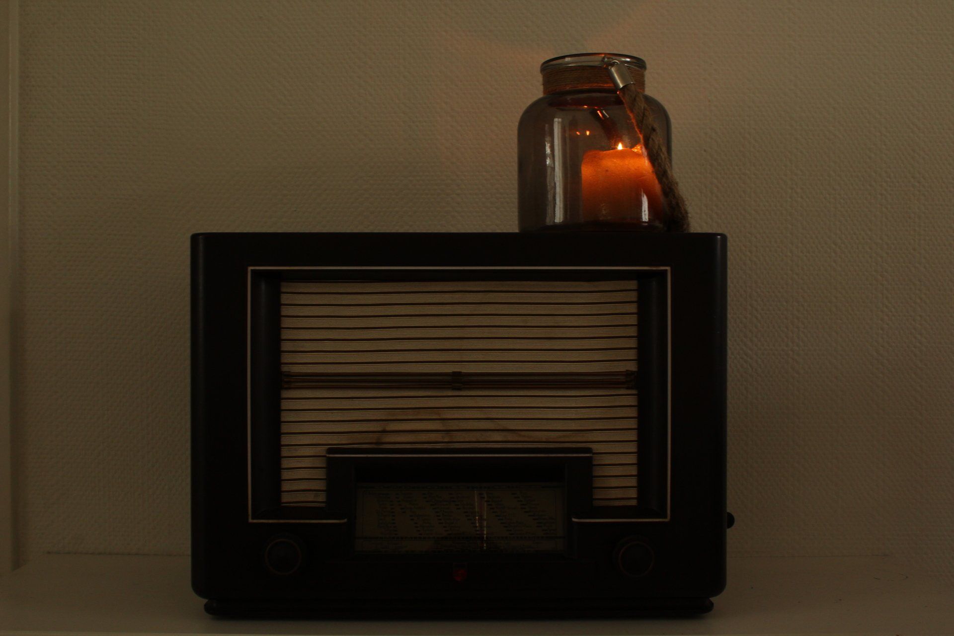 Een oude radio met een kaars erop