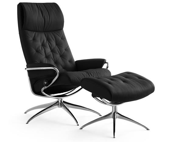 Poltrona e pouf in pelle nera con base cromata.