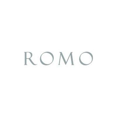 Logo ROMO di colore grigio-blu pallido, centrato su sfondo bianco.