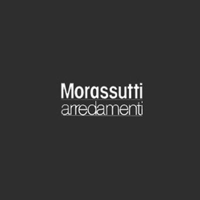 Logo Morassutti arredamenti, testo bianco su sfondo grigio scuro.
