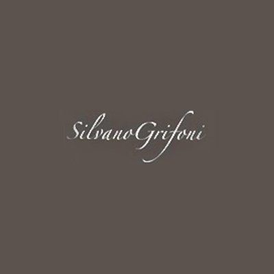 Silvano Grifoni, logo in elegante calligrafia, scritta argentata su sfondo marrone scuro.